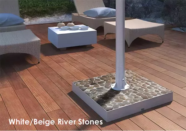 Base de piedra de río beige para un televisor exterior sobre un piso de tablero de madera.