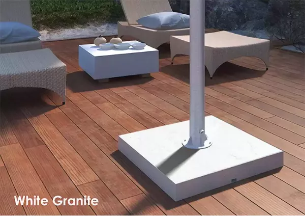 Base de granito blanco para un televisor exterior sobre un piso de tablero de madera.