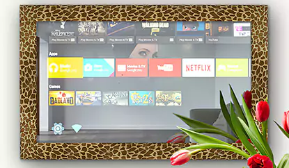 TV espejo con marco de piel de animal sobre una pared blanca con flores artificiales de Tulipanes.