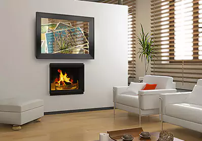 TV espejo inteligente con marco negro colgado sobre la pared sobre una chimenea en una sala de estar.