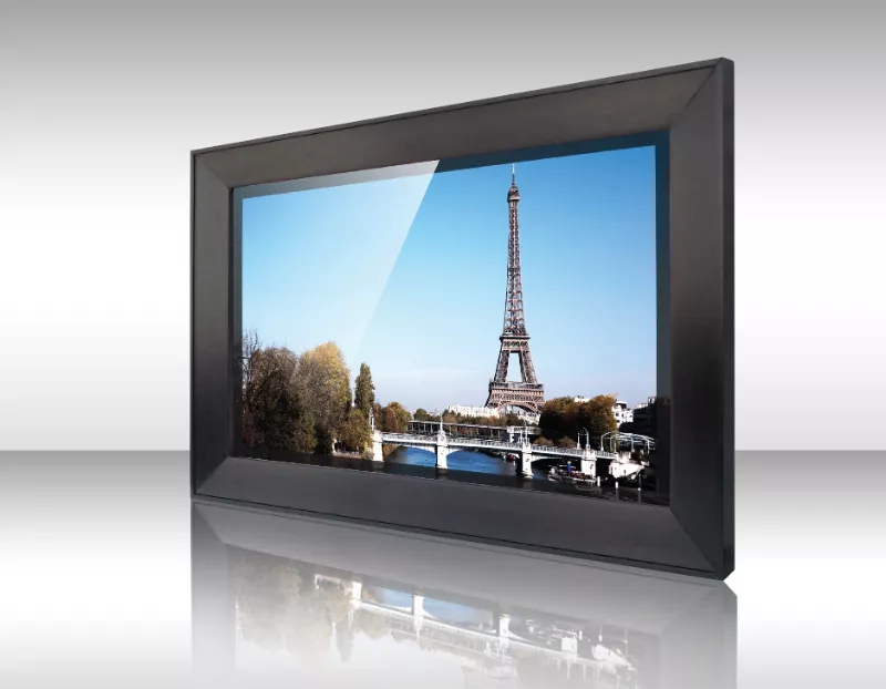 Con la Torre Eiffel y un puente, este televisor espejo enmarcado muestra una hermosa vista de la ciudad.