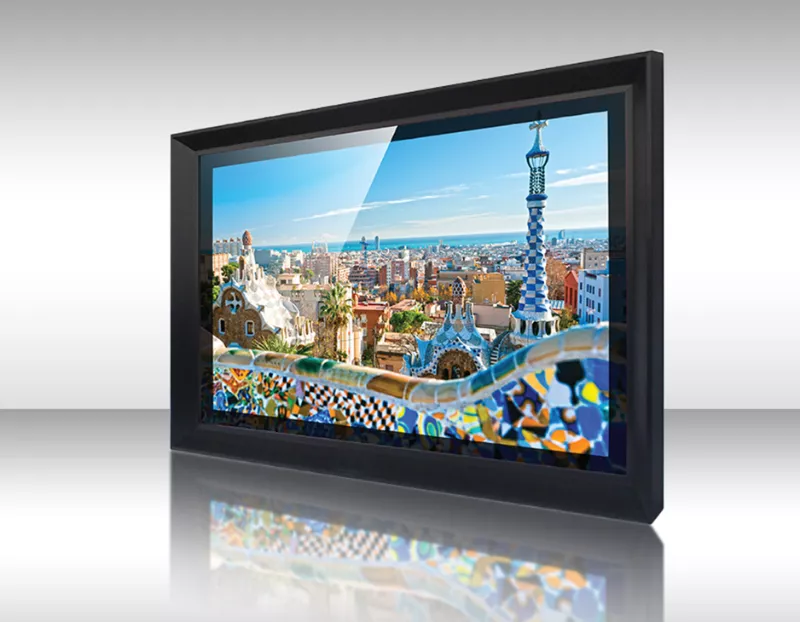 TV espejo con marco Boca de DecoVue con vista al agua con edificios modernos y una torre iluminada