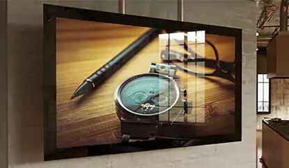 Pared blanca de ladrillo en una cocina con un TV espejo montado en el techo.