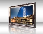 Miniatura de TV espejo con marco Bibala mostrando paisaje urbano de noche con un edificio alto y reflejos en el agua.