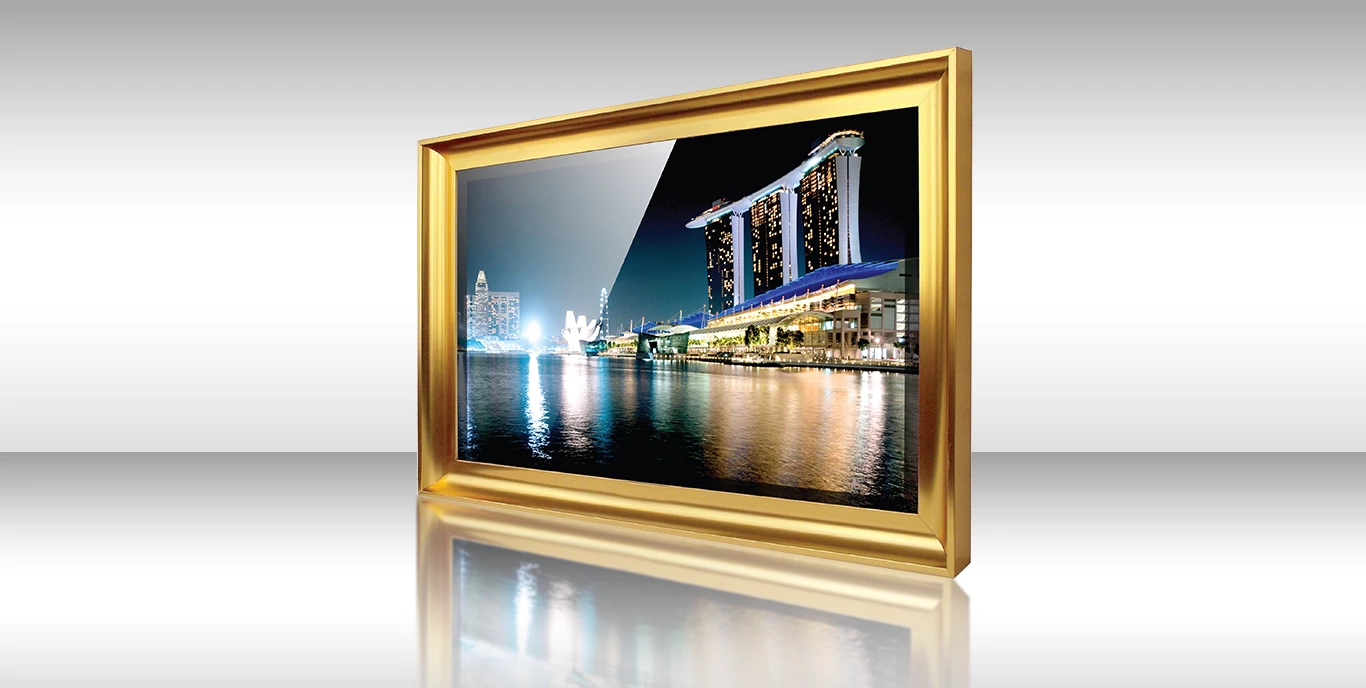 Elegante TV espejo con marco dorado Carabia mostrando Marina Bay Sands Singapur.
