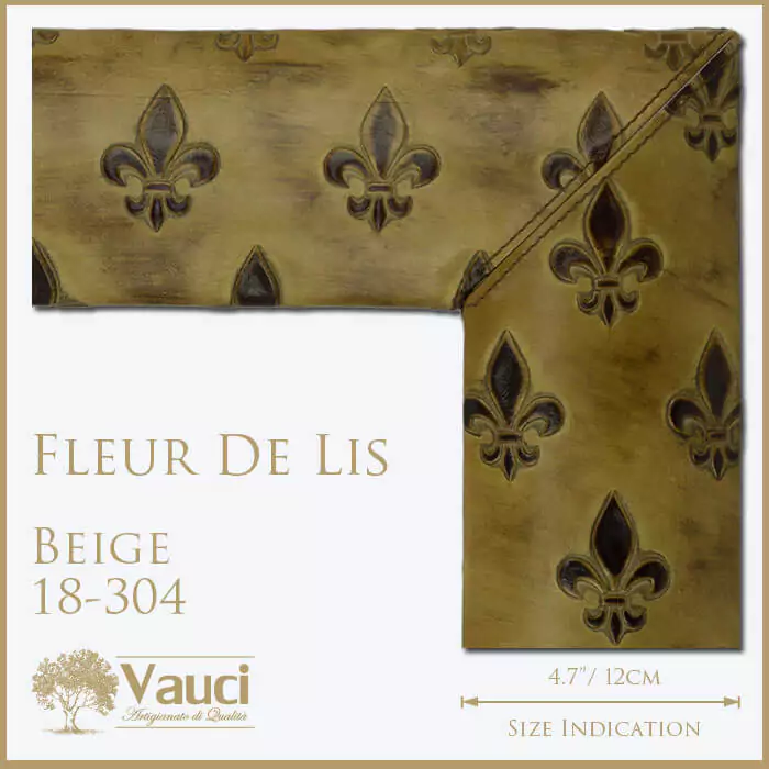 Fleur-de-lis beige vauci frame with its size indication on a white background.