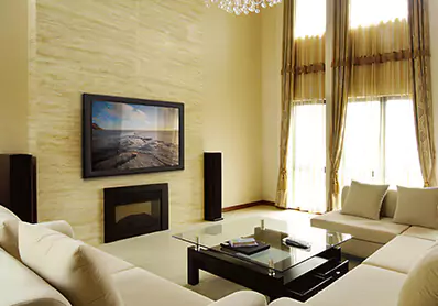 Sala de estar acogedora con un TV espejo inteligente montado sobre la pared sobre una chimenea.