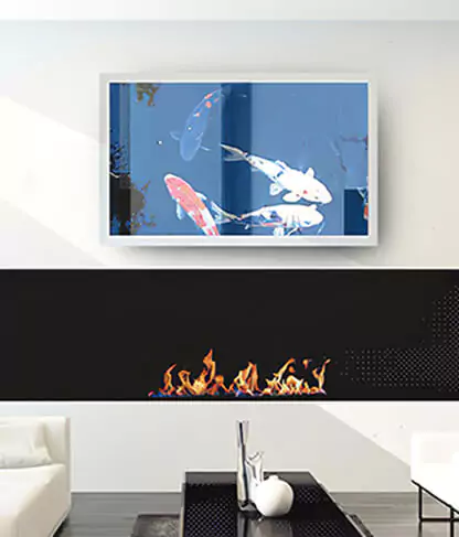 TV espejo inteligente con marco blanco sobre una chimenea de vapor en un área de estar.