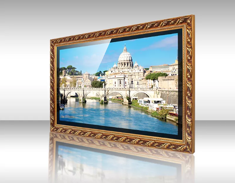 Un televisor espejo con marco dorado y diseño francés único en una sala blanca.