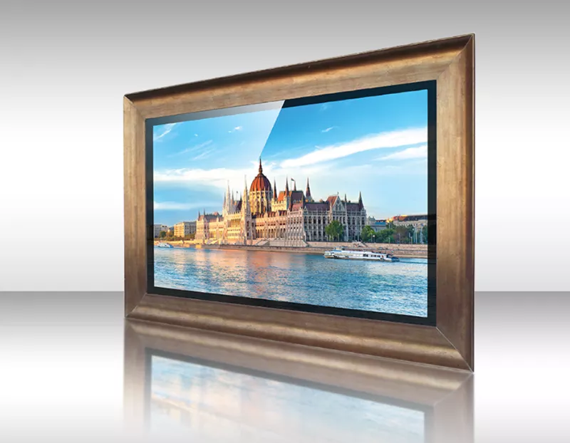 Televisor espejo enmarcado Chaco mostrando edificio junto al río con torres bajo cielo azul.