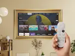 Interfaz de Google TV en un TV espejo con marco