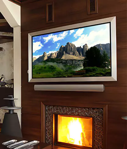 Pared de madera con un TV espejo inteligente con marco blanco sobre una chimenea.