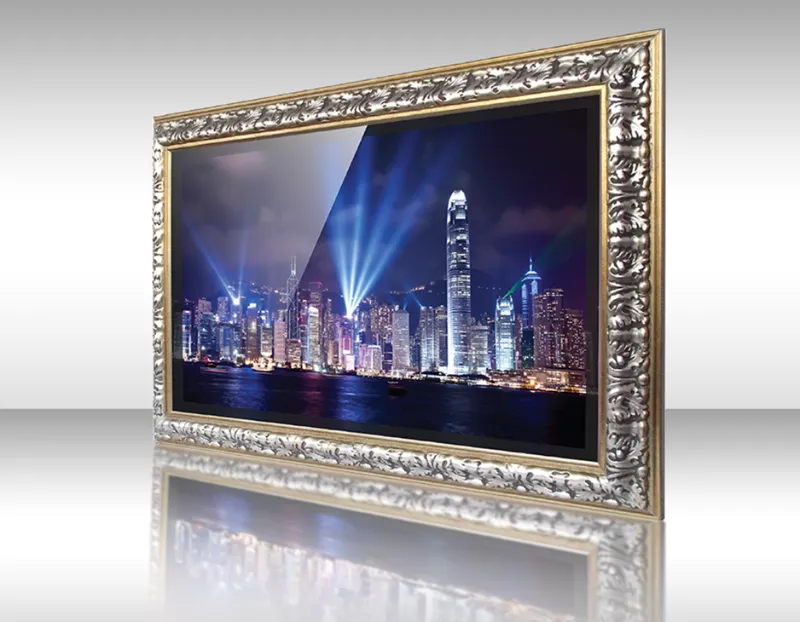 Televisor espejo enmarcado Iwaki con paisaje urbano de rascacielos iluminados y reflectores.