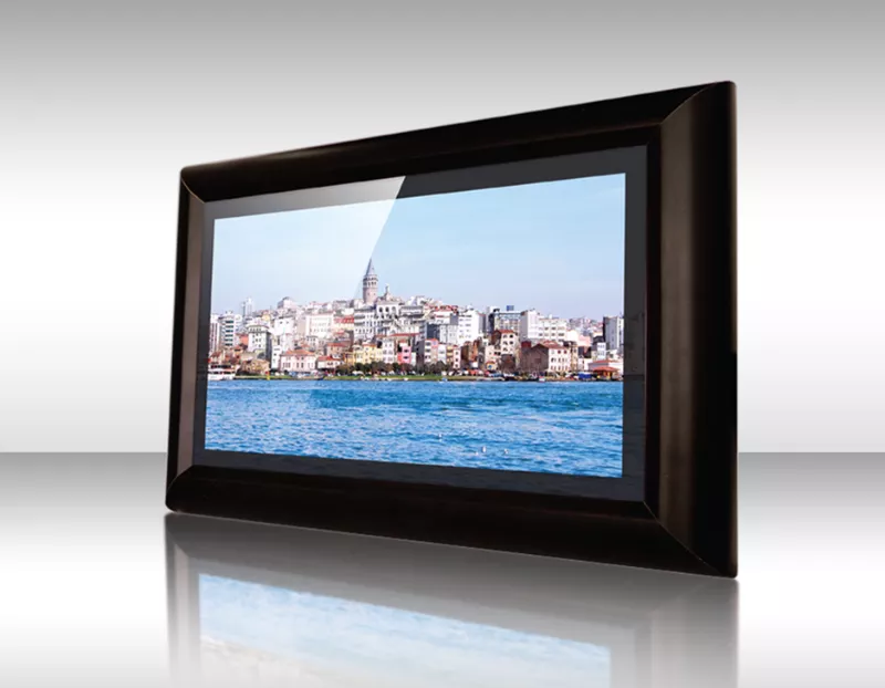 Televisor espejo enmarcado en diseño Jalapa mostrando vista costera con edificios y cielo azul.