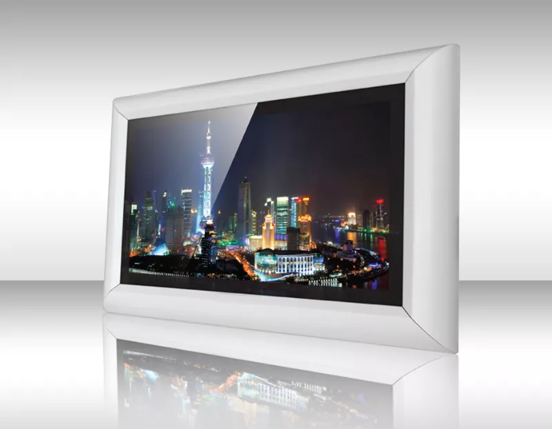 Con una vista nocturna de la ciudad iluminada, este TV espejo con marco muestra un paisaje impresionante.