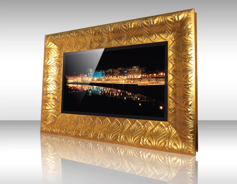 Con vista costera iluminada, este televisor espejo enmarcado añade elegancia y estilo.
