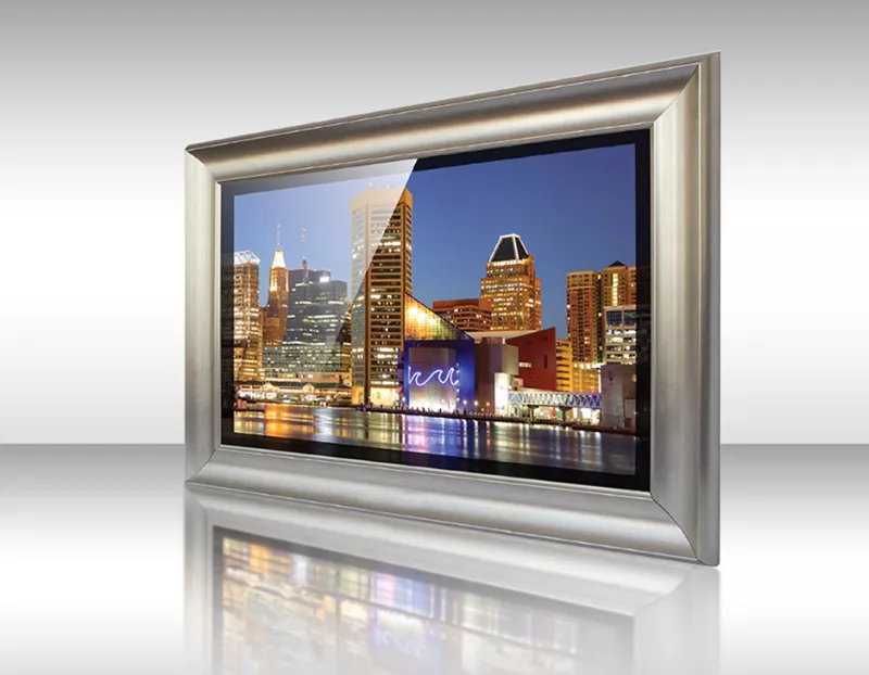 Diseño de marco Carmelo plateado en un televisor espejo muestra una escena nocturna de ciudad.