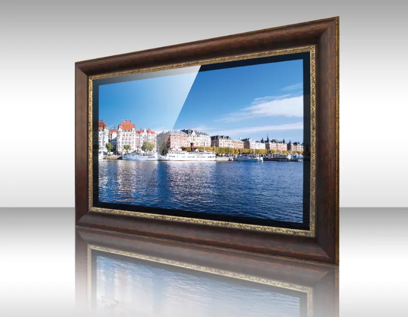 Televisor espejo Serra con marco de madera oscuro mostrando reflejo urbano costero.