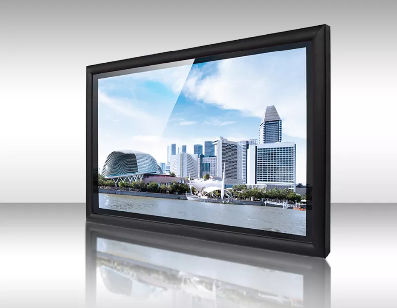 El marco Kaizu negro integrado en un televisor espejo lo hace más elegante.