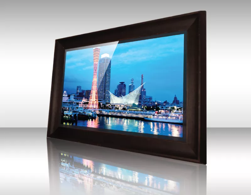 Con vista costera moderna y torre iluminada en un televisor espejo enmarcado.