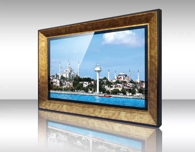 Televisor espejo enmarcado mostrando vista costera con edificios históricos y minaretes.