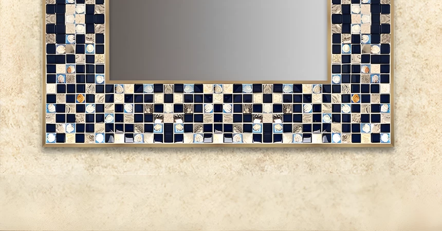 Un marco mosaico con ambiente de playa para un espejo único.