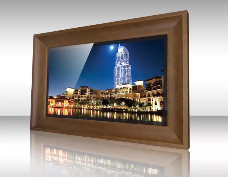 Televisor espejo con diseño de marco de madera Nalut en sala de paredes blancas.