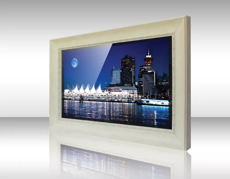 Televisor espejo enmarcado con clásico marco blanco Narva y paisaje urbano nocturno reflejado en la pantalla.