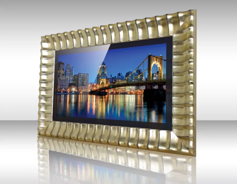 Televisor espejo enmarcado Palmira dorado con diseño ondulado mostrando un puente sobre agua.