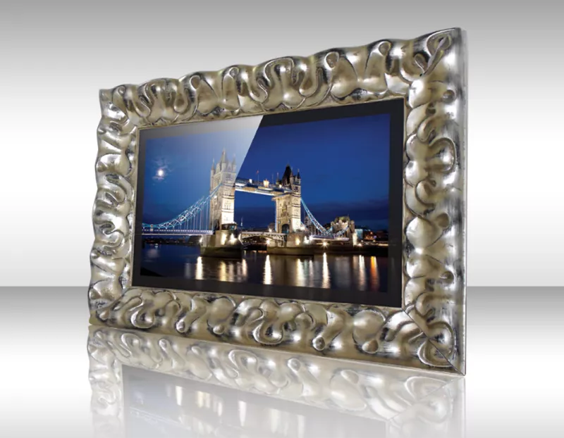 Televisor espejo con diseño de marco blanco Perama en una sala con paredes color marfil.