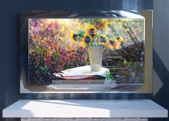 TV con marco de alta definición integrada perfectamente en un espejo de baño moderno, mostrando girasoles vibrantes.