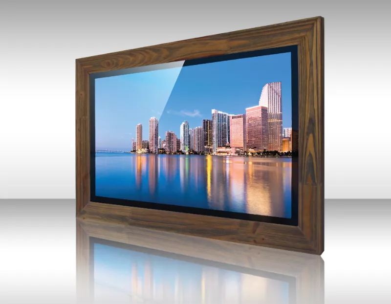 Televisor espejo con diseño de marco de madera Pomoni muestra altos edificios sobre el agua.