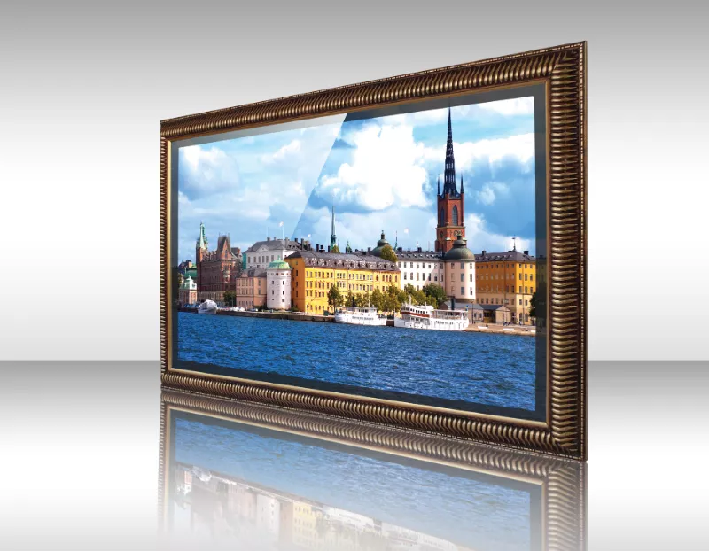 Televisor espejo con marco de bronce acanalado mostrando escena costera con edificios históricos.