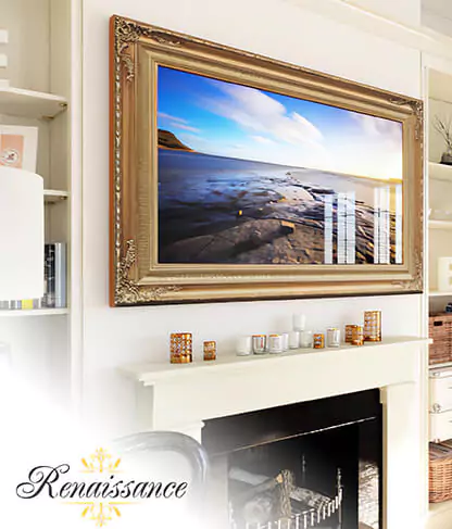 TV espejo con marco renacentista sobre una pared limpia sobre una chimenea.