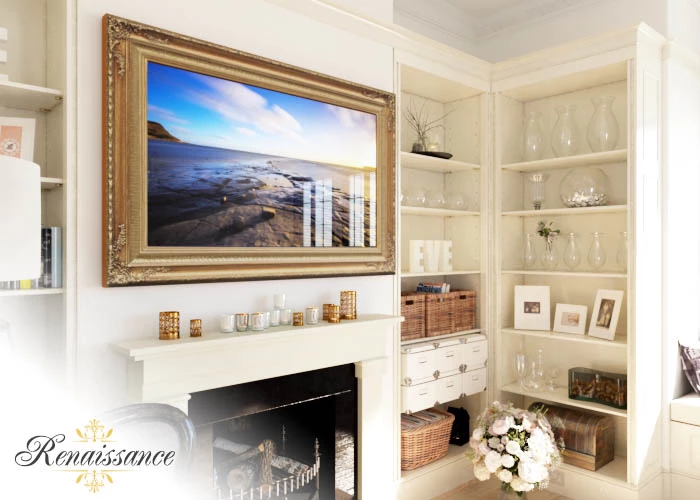 Un TV espejo con marco está instalado en una pared blanca sobre una chimenea con estantes a un lado.