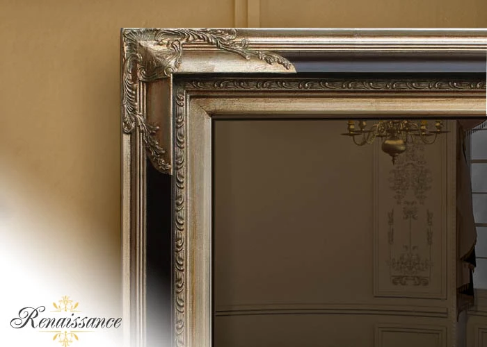 Un marco renacentista para un TV espejo en una pared marrón.