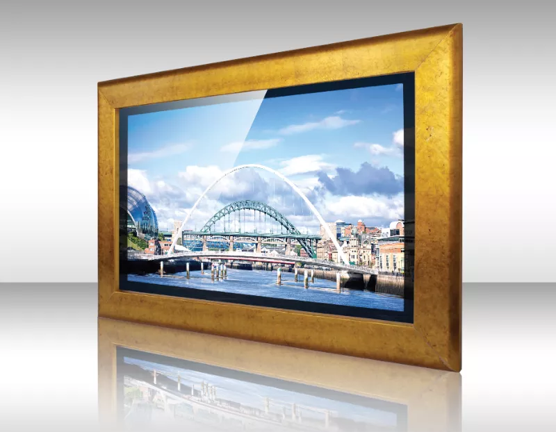 Televisor espejo con marco dorado elegante mostrando escena de río con puentes modernos y edificios.