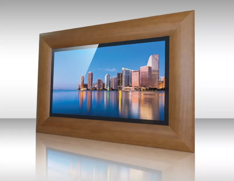 Televisor espejo con marco de madera mostrando reflejo urbano.