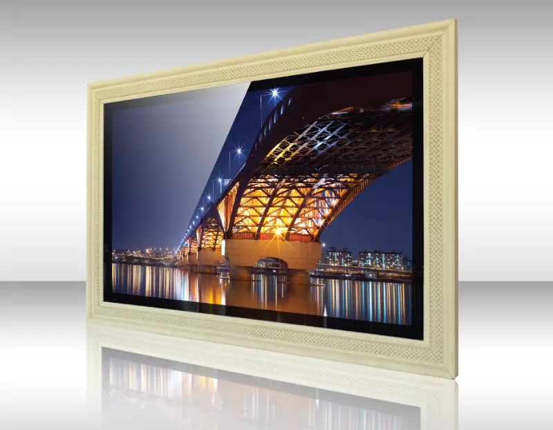 Televisor espejo enmarcado Sevan color claro mostrando puente iluminado de noche.