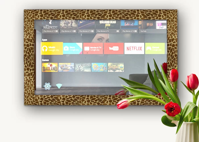 Una pared blanca con un TV espejo inteligente enmarcado que muestra diferentes tipos de aplicaciones y juegos en línea.