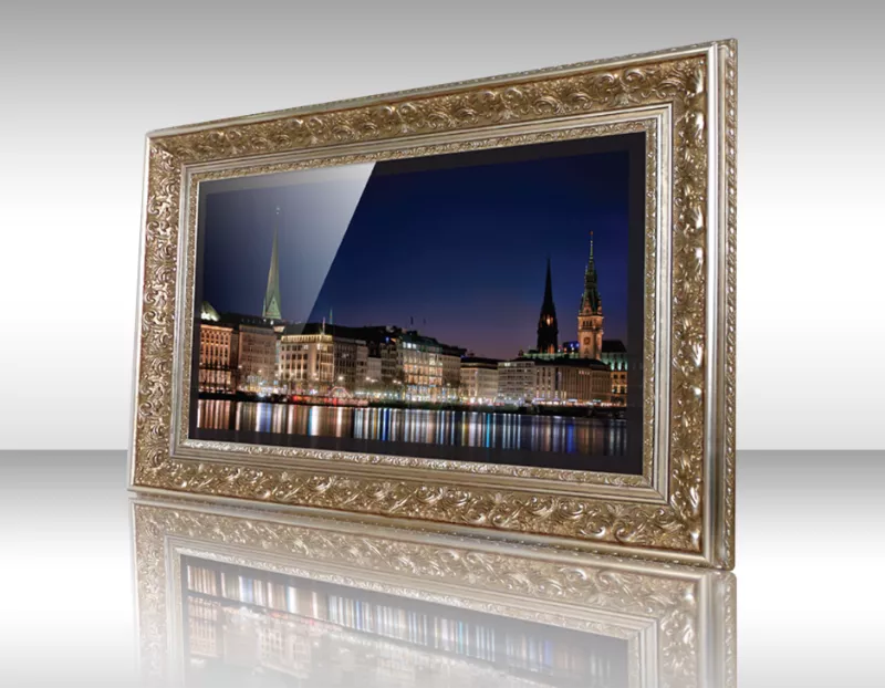 Televisor espejo enmarcado Taranto ornamentado mostrando vista nocturna urbana.