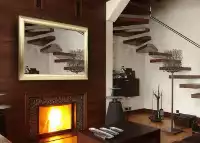 Miniatura de un TV espejo con marco dorado colocado en una pared de madera sobre una chimenea en una sala de estar.