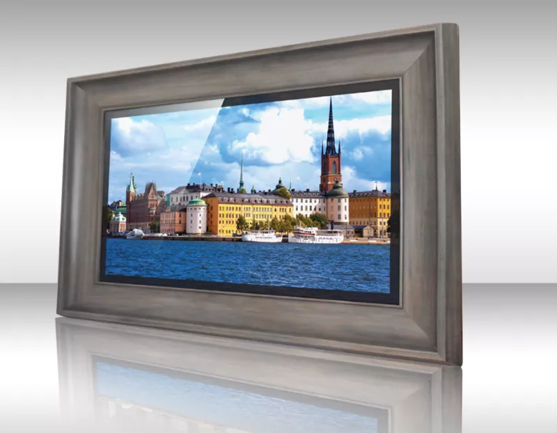 Vista de ciudad junto al lago mostrada en televisor espejo con marco de madera.