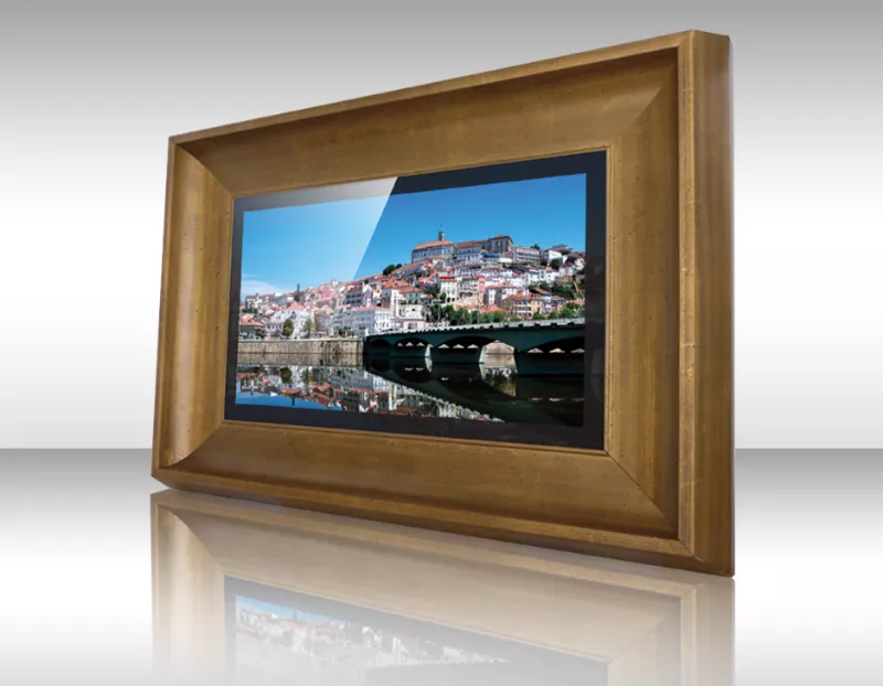 Ciudad con puente y edificios en colina mostrados en televisor espejo con marco de madera.