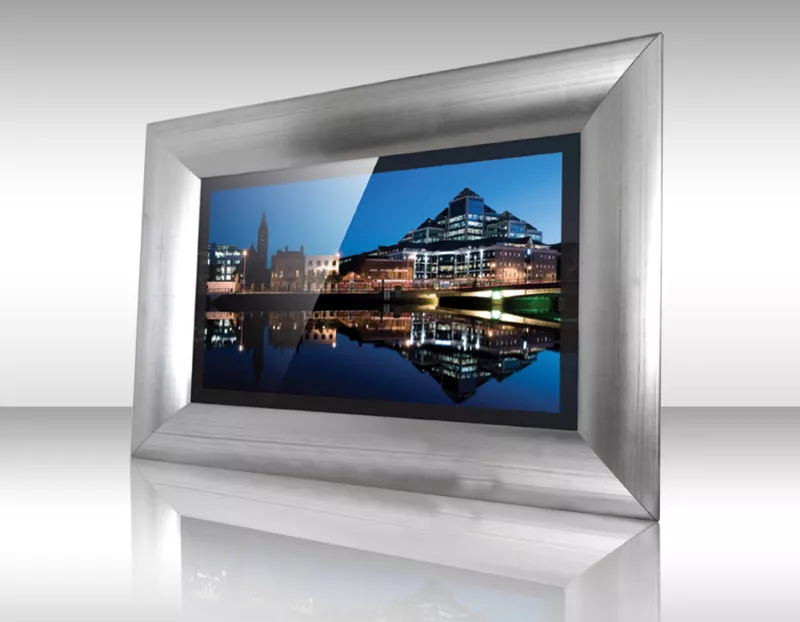 Televisor espejo con marco metálico Tokat muestra reflejo urbano a través de un río.