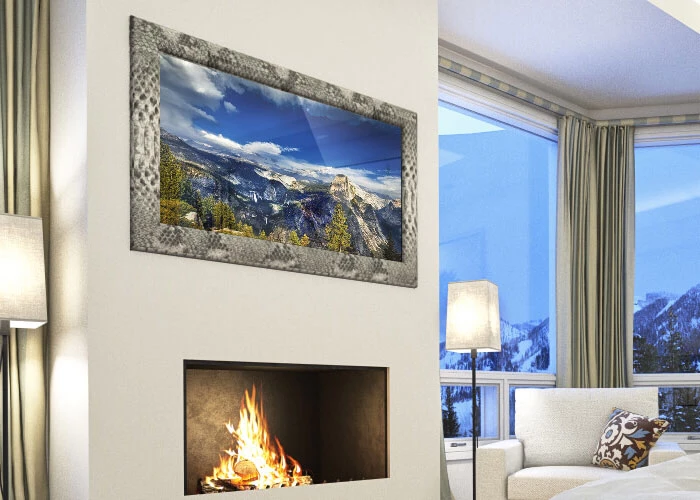 Una amplia ventana de vidrio en un dormitorio con un TV espejo enmarcado instalado en una pared blanca sobre una chimenea.