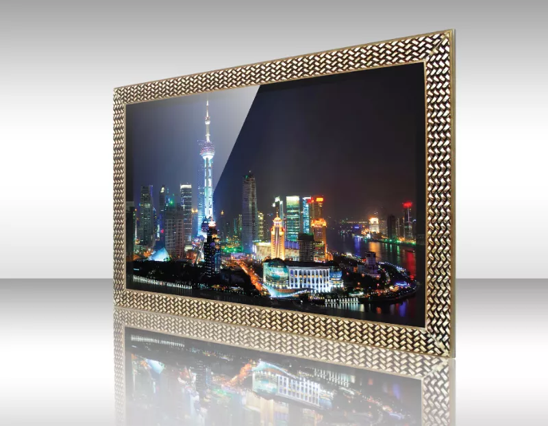 Paisaje urbano nocturno con luces brillantes mostrado en televisor espejo con marco dorado ornamentado.