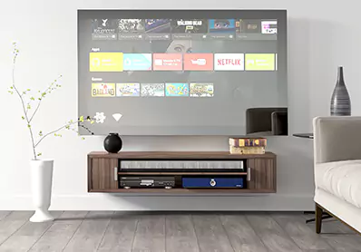 TV espejo sobre una pared con estante flotante de madera montado en un área de estar.