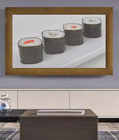 TV espejo con marco de madera muestra un delicioso set de sushi sobre una pared morada en una sala de estar.
