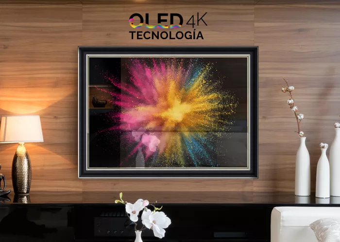 TV espejo con marco colocado en una pared de madera sobre una mesa negra con botellas cerámicas blancas.